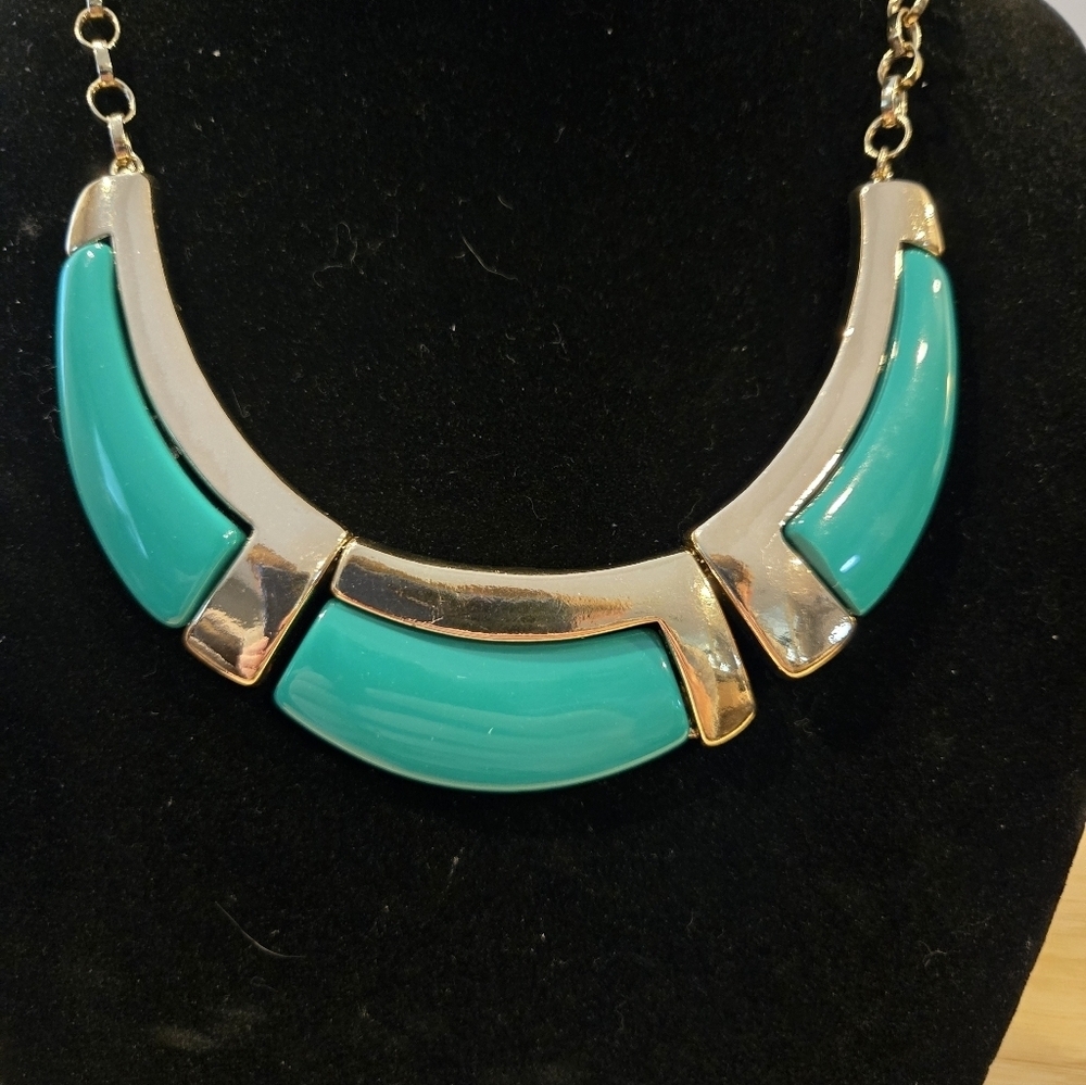 Elegant Gold and Green Colored Necklace - Picture 2 of 4